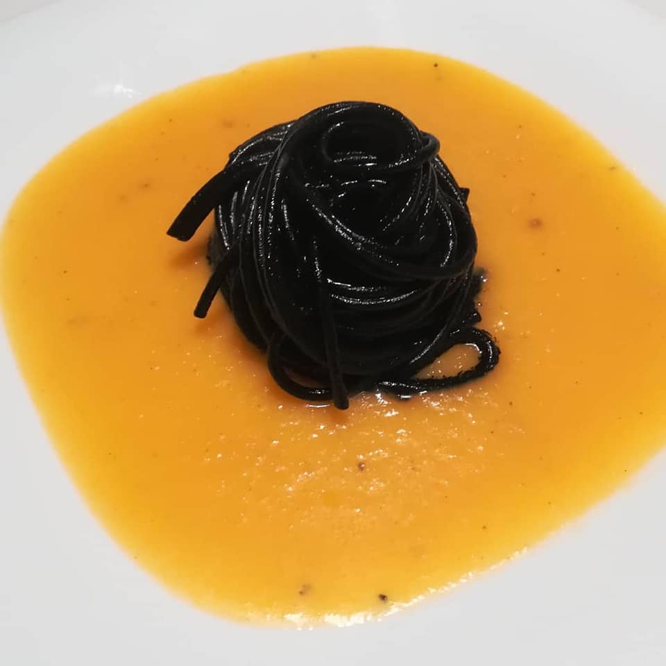 spaghetti-al-nero-su-crema-di-zucca-e-curcuma