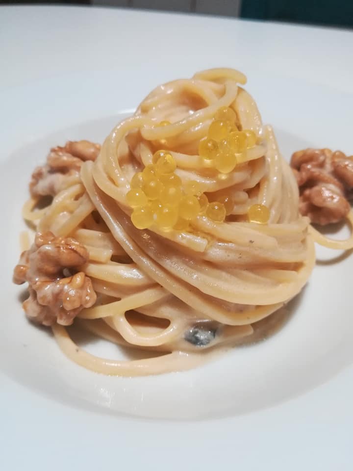 -spaghetti-crema-bianca-erborinato-noci-e-perlage-di-olio-