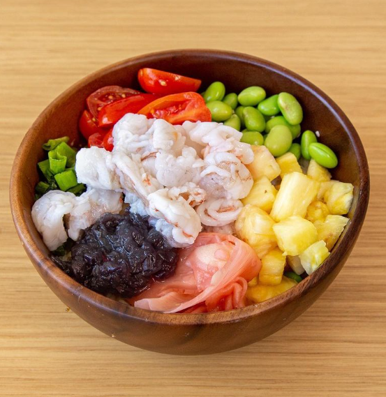 poke composta da pomodori, edamamde, cipolla, ananas, avocado