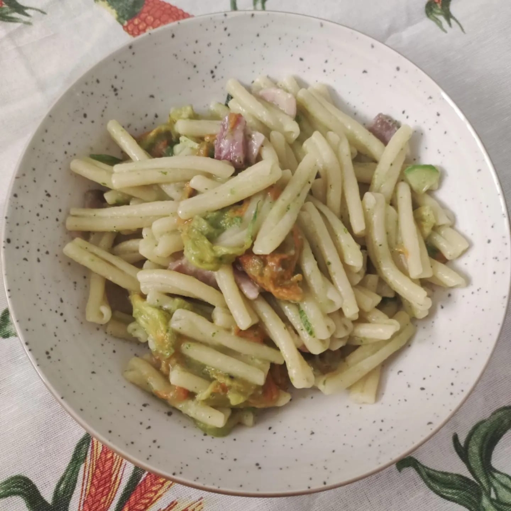 caserecce-con-pancetta-crema-di-zucchine-e-fiori-