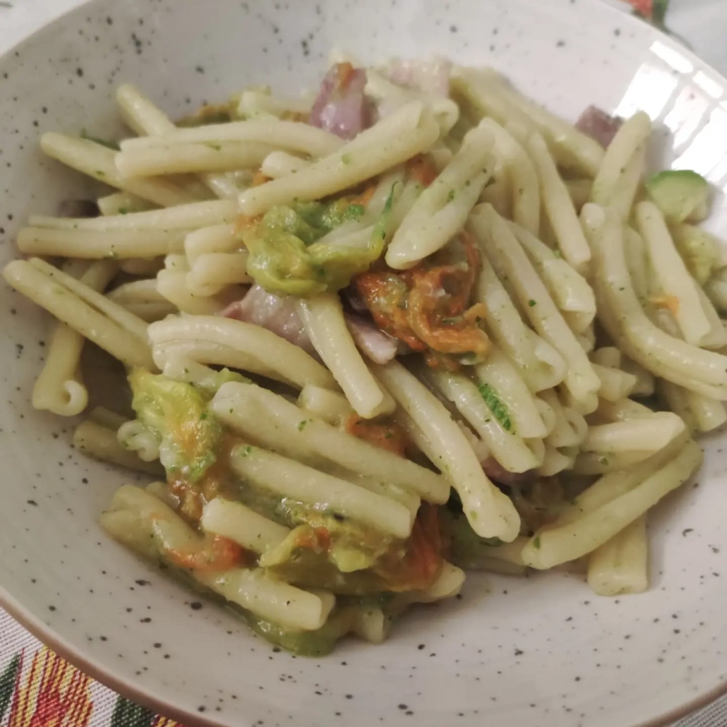 caserecce-con-pancetta-crema-di-zucchine-e-fiori-