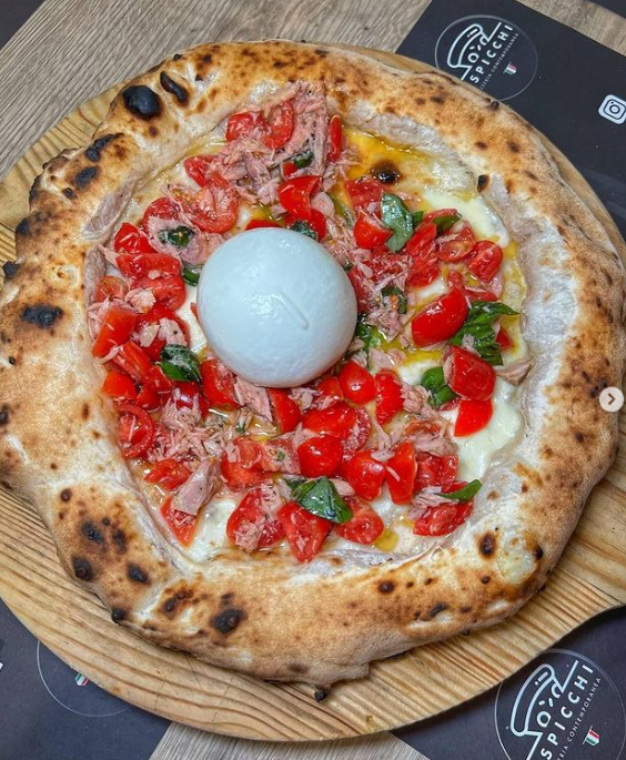 pomodori datterini rossi, filetti di tonno di Cetara, basilico, mozzarella fiordilatte, in uscita dal forno: burrata pugliese centrale ripiena di pesto di basilico artigianale e olio extravergine d'oliva Italiano