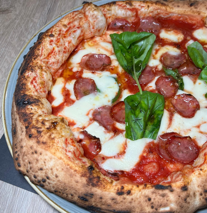 pomodoro San Marzano, salame Napoli del beneventano, peperoncino tritato selezione calabrese, mozzarella fiordilatte e olio extravergine d'oliva Italiano