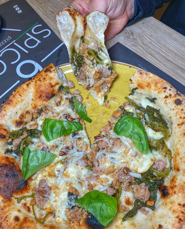 La vecchia Napoli: con friarielli campani freschi, salsiccia del beneventano, tarallo napoletano sbriciolato, scaglie di pecorino bagnolese e olio e.v.o. italiano