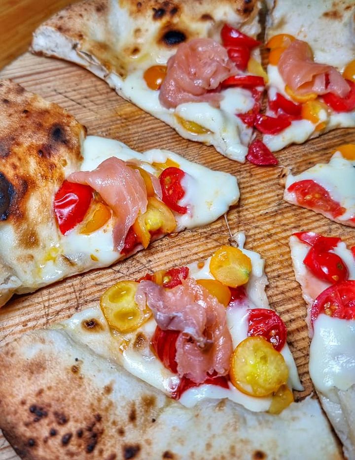 ricotta di Agerola, prosciutto crudo di Parma 18 mesi, pomodorini gialli, mozzarella di bufala campana DOP e olio extravergine d'oliva Italiano