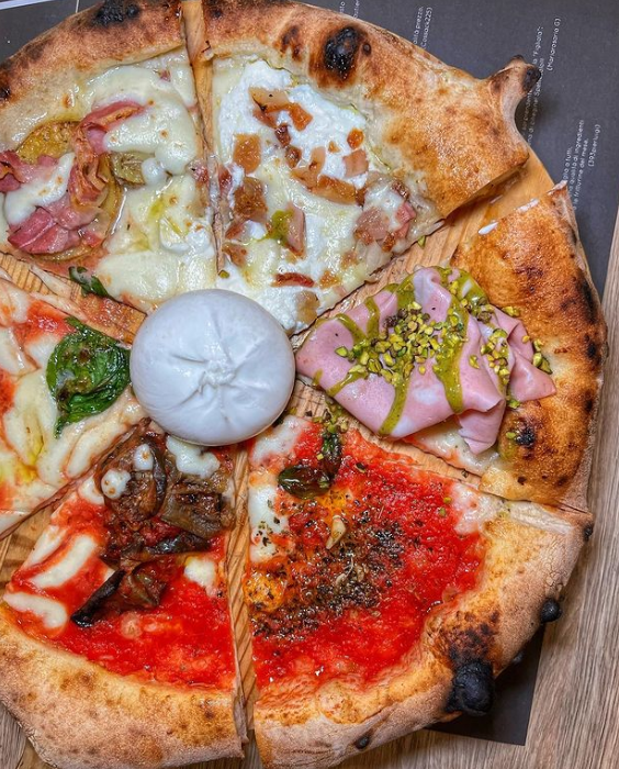 pistacchio di Bronte, mortadella col presidio SlowFood e provola, cicoli alla beneventana, provola e ricotta di Agerola, patate al forno aromatizzate con pancetta beneventana, parmigiana di melenzane, marinara e margherita