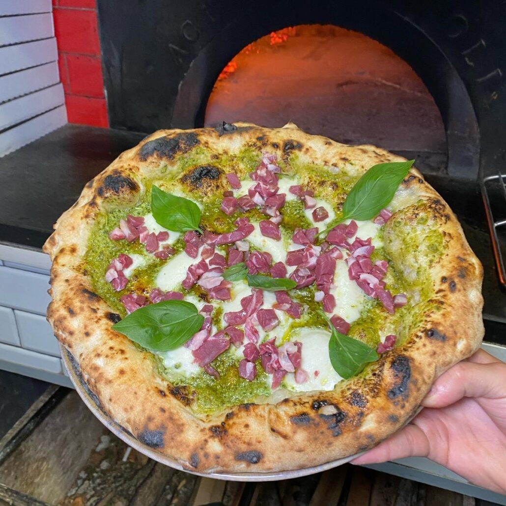 Gambetto di parma 18 mesi, pesto di basilico artigianale, mozzarella di bufala Campana DOP, pomodori datterini semisecchi, olio e.v.o. italiano