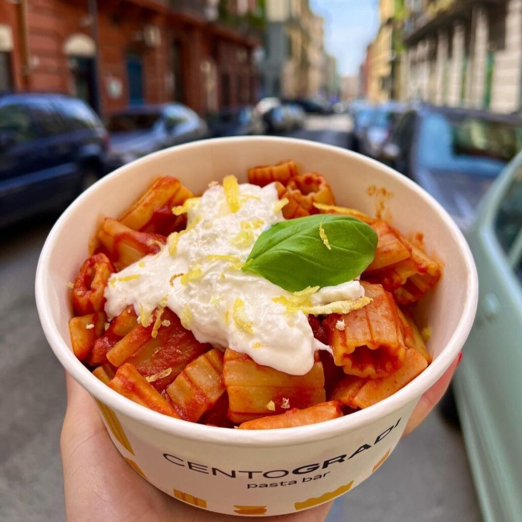 Maccherone rigato con salsa di datterini emulsionati al Grana Padano, stracciatella, basilico e zest al limone