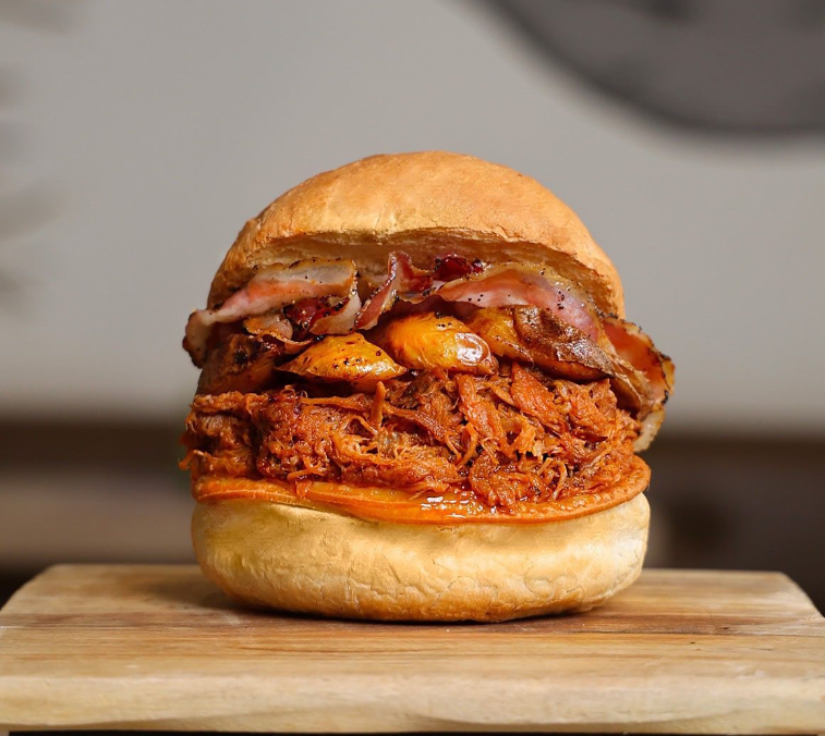 panino-porkamiseria-provola-affumicata-patate-novelle-olio-evo-pancetta-croccante-suino