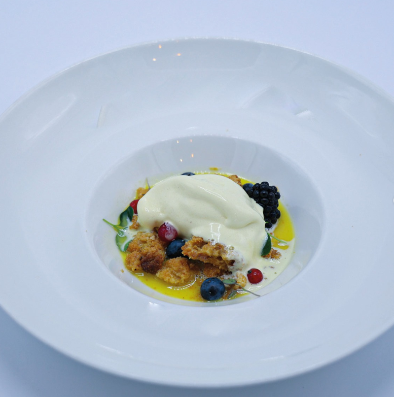 focaccia-caramellata-condita-olio-evo-gelato-vaniglia-crema-inglese-frutti-rossi