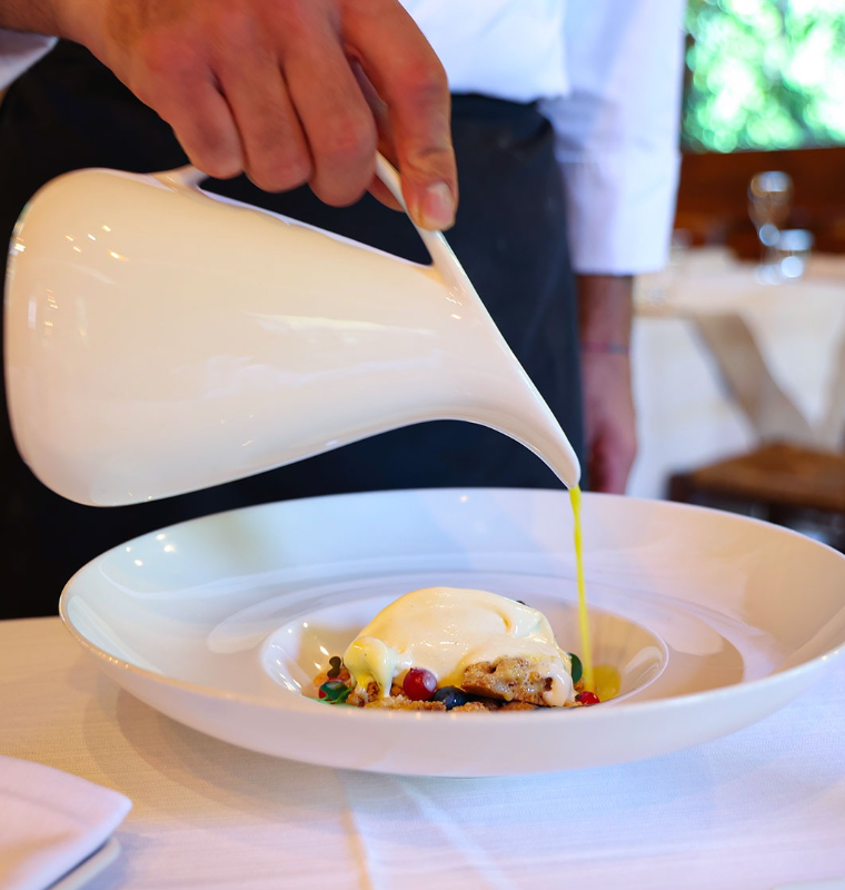 focaccia-caramellata-condita-olio-evo-gelato-vaniglia-crema-inglese-frutti-rossi