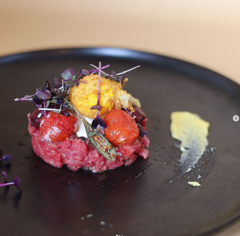 tartare-vitello-marchigiano-pomodorini-confit-lupino-gigante-Vairano-olive-nere-stracciata-bufala-capperi-tuorlo-fritto-salsa-bernese