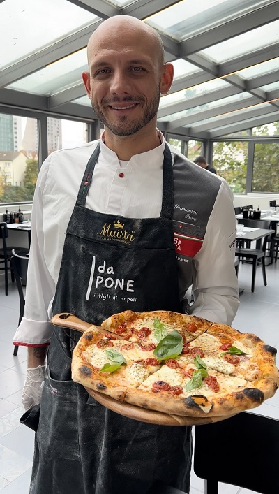 Il locale è un rifugio accogliente ed elegante, con colori che si muovono tra il grigio chiaro e tavoli neri, creando un'atmosfera invitante. Qui Francesco coltiva le sue ambizioni che lo spingono oltre i confini, con l'obiettivo dichiarato di diventare il miglior pizzaiolo al mondo. Una visione che sfida gli scettici, ma che dimostra come perseguire i propri sogni renda la vita davvero straordinaria.