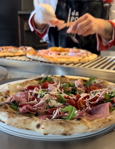 Il locale è un rifugio accogliente ed elegante, con colori che si muovono tra il grigio chiaro e tavoli neri, creando un'atmosfera invitante. Qui Francesco coltiva le sue ambizioni che lo spingono oltre i confini, con l'obiettivo dichiarato di diventare il miglior pizzaiolo al mondo. Una visione che sfida gli scettici, ma che dimostra come perseguire i propri sogni renda la vita davvero straordinaria.