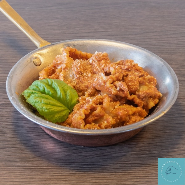 Quanto Basta è un osteria calda e accogliente, dove l’insegna all’ingresso non lascia adito a dubbi: ”benvenuti a casa della Nonna”!