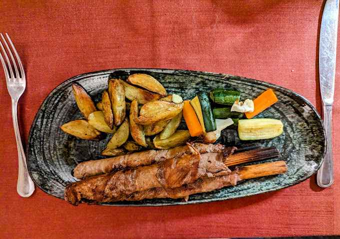 Crotto del Sergente, gli spiedoni carpaccio di manzo e lardo