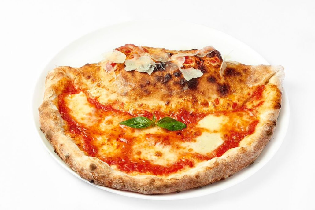 La pizza pulcinella: metà calzone e metà margherita