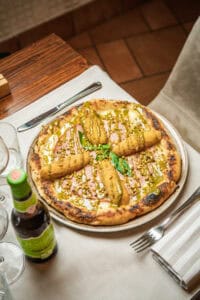 Pizza con mortadella, pistacchi e crocchè senza glutine