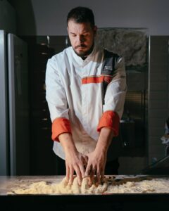 Gianni Barone mentre impasta