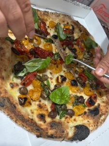 Pizza pomodorini rossi e gialli, olive e alici del cantabrico