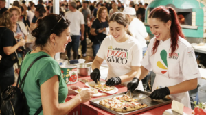 Pizza a Vico 2026 dal 15 al 17 settembre: 27 pizzerie, 100 maestri pizzaioli, voto del pubblico e il claim "Un sapore senza confini" da New York.