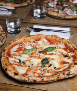 Giuseppe Vesi Trattoria Pizzeria al Vomero: la storia del pizzaiolo che ha coniato la "pizza gourmet", tra tradizione, ricerca e senza glutine.